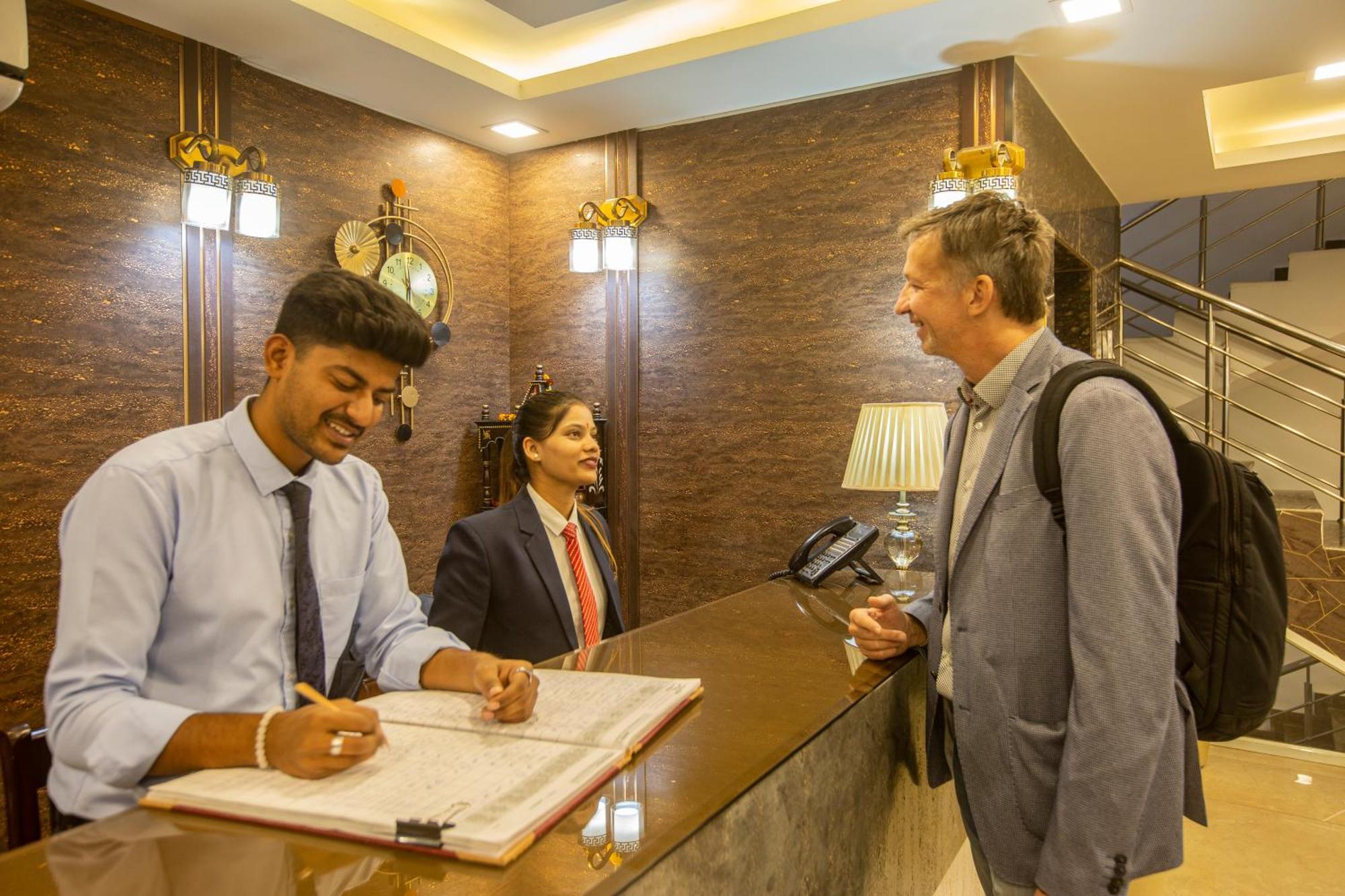 Hotel The Prithvi Near Delhi Airport Yeni Delhi Dış mekan fotoğraf